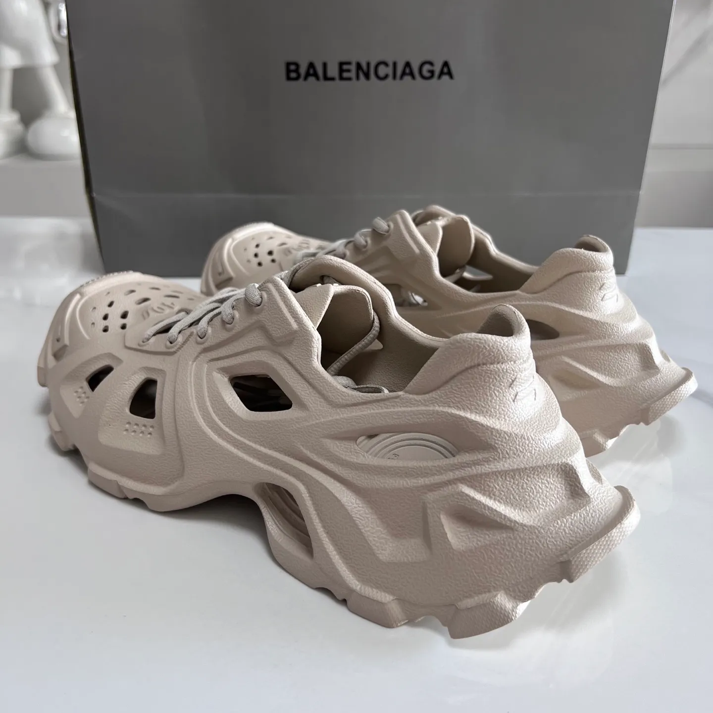 👟👟Ex-factory price 380👟👟 Balenciaga must-have beach shoes for summer: Men's and women's shoes are made of ultra-light 95% (injection molding) EVA plastic, 5% foam plastic foam cushioning material #Ultra-lightweight one-piece foam shoe mold ❗ New summer product, French high-end luxury brand - Balenciaga BALENCIAGA 3XL Rubber Low Top Sneakers 3XL version series summer beach wading versatile trendy lace-up casual sports hole sandals. Size: 35-46